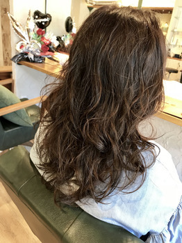 パーマの質感が好きなのか、カールアイロンで巻いてい_20180712_1