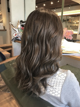 パーマの質感が好きなのか、カールアイロンで巻いてい_20180712_2